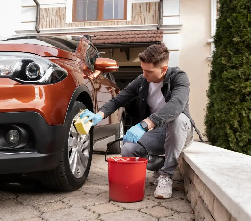 Lavage auto à domicile Lanuéjouls : professionnel intervenant sur un véhicule